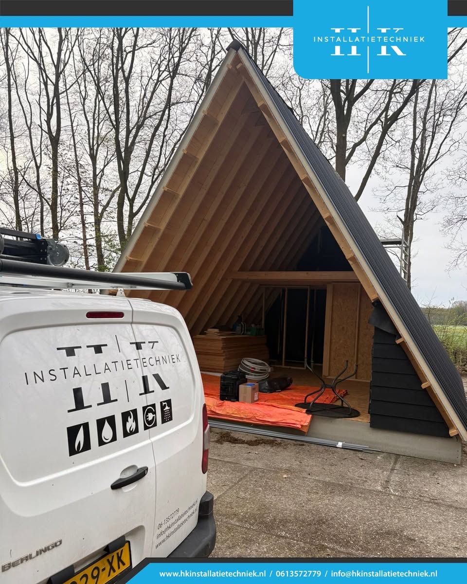 Installatiewerk voor Tiny House A-frame woning