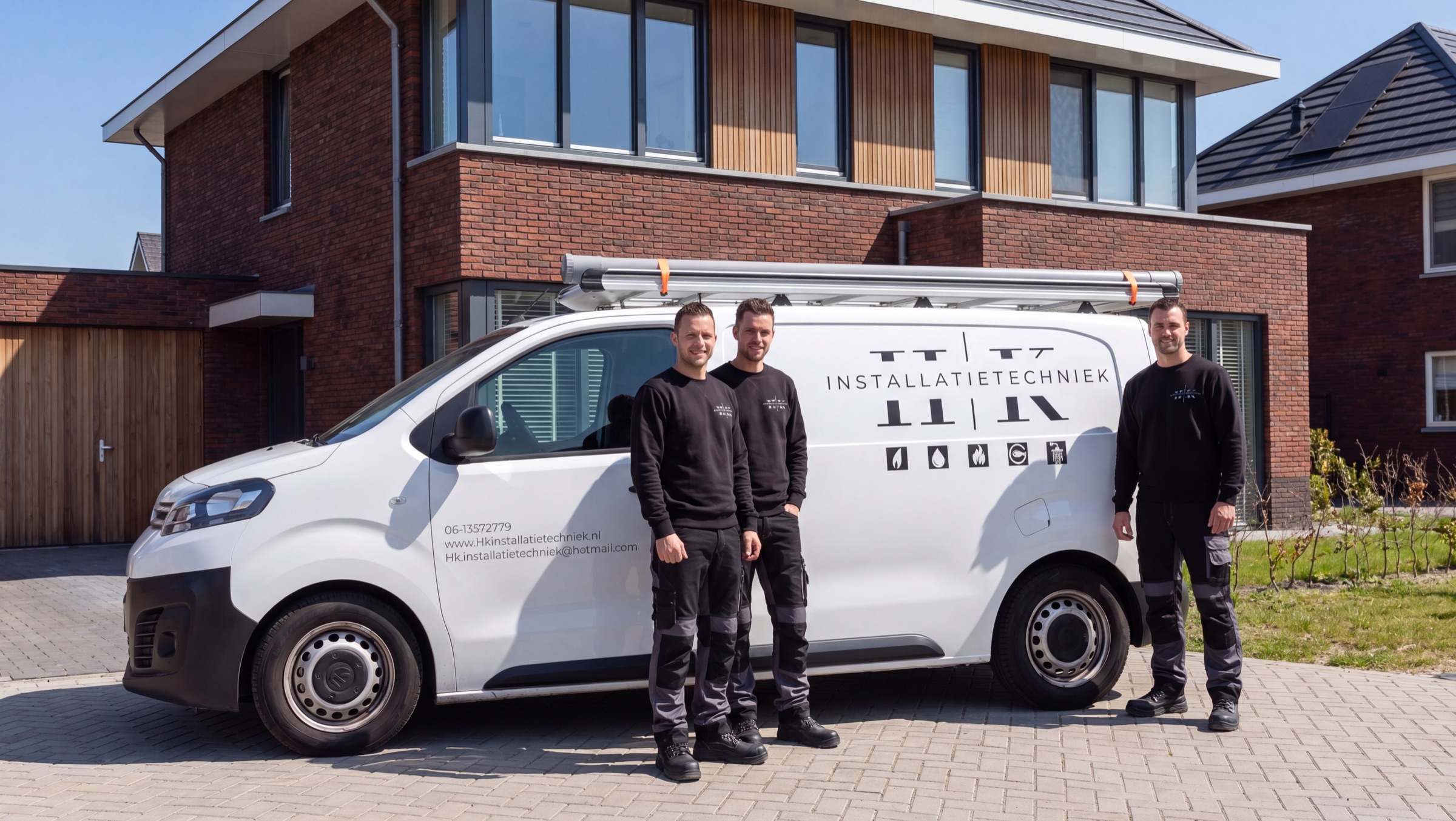 Servicebus van HK Installatietechniek bij een woning